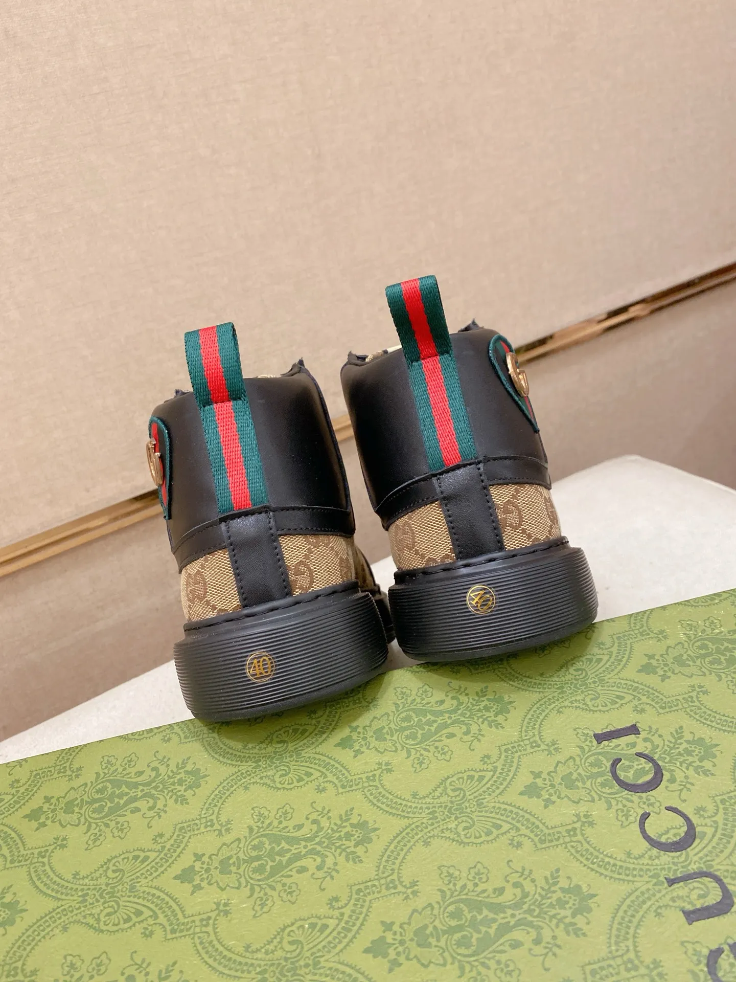 Factory price: 442💰 (GUCCI) The latest model from the official website🎁🎁Casual and fashionable men's shoes👟, hot style💥The style is simple and elegant, exclusive for trendy men. Unique official website's latest brand elements👑original Gucci decoration, fashionable and generous, the fabric is original cowhide ✅sheepskin lining, the official website specifies wear-resistant casual outsole, the classic model is taken in kind at the counter🎬38-44 (can be customized for 45 non-refundable)
